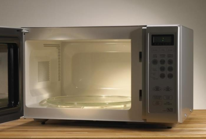 Почему нельзя включать микроволновку с открытой дверцей