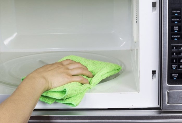 Можно ли мыть микроволновку включенной