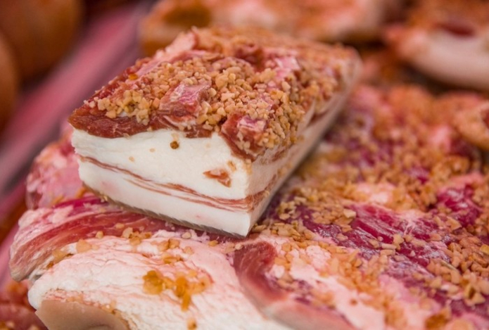 Как приготовить ароматное сало за пять минут — от такой закуски за уши не оттащить. Идеально на Новый год