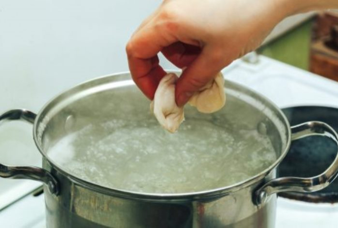 Почему нельзя бросать пельмени в кипяток