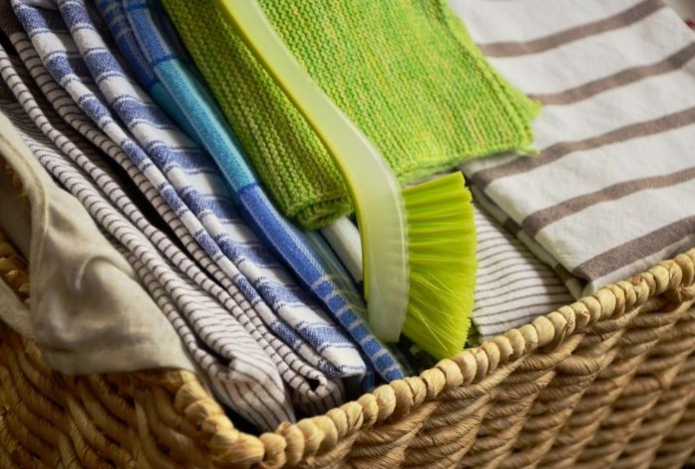 Одна ложка на таз — и кухонные полотенца будут как новые. От жирных пятен не останется и следа