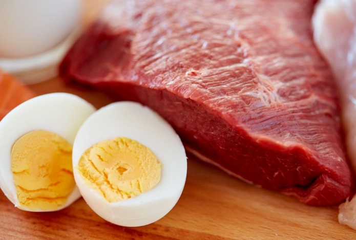 Мужчина год ел только красное мясо и яйца — вот как это повлияло на его жизнь