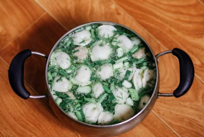 Почему нельзя выливать воду после варки пельменей