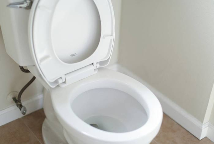 Почему нужно класть бутылку с водой в бачок унитаза