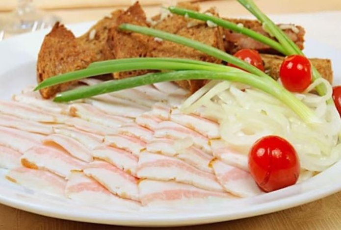 Кому из людей категорически нельзя есть сало