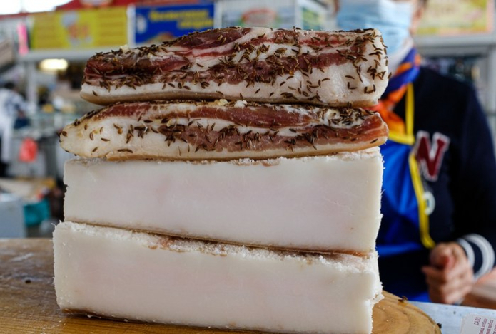 «Сочетание ядерное». Врач рассказала о последствиях употребления сала с алкоголем