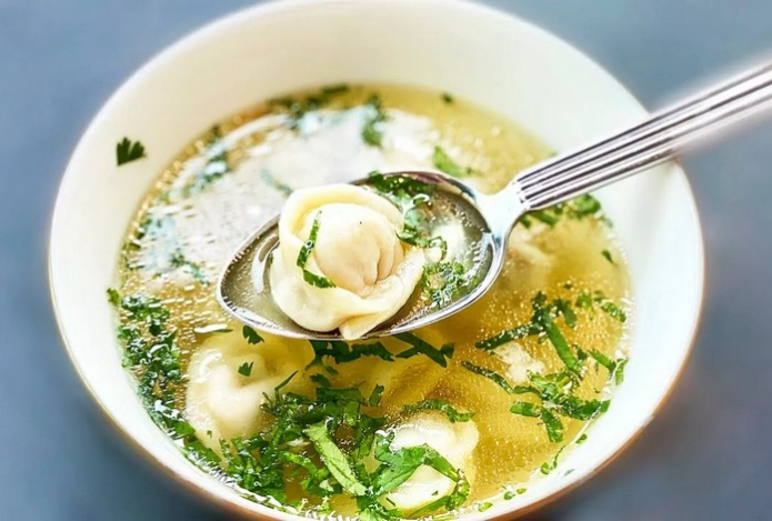 Бульон для пельменей будет вкуснее мясного. Добавьте это для наваристости и цвета — никаких «кубиков»