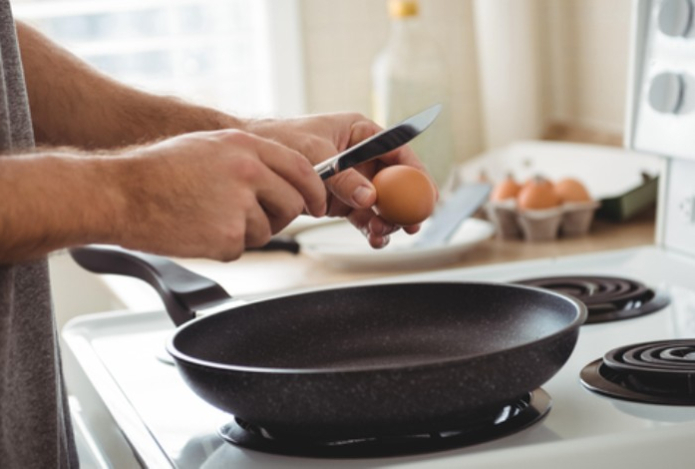 Почему нельзя разбивать яйца ножом