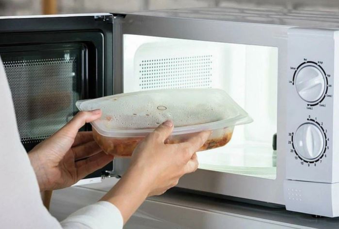 Что нельзя класть в микроволновую печь