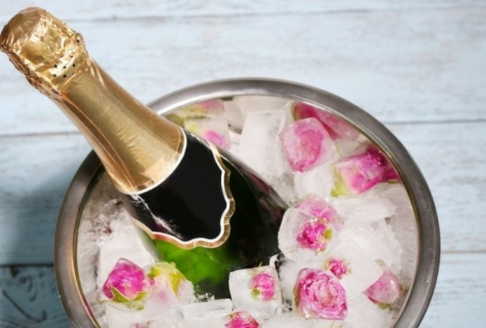 Почему нельзя охлаждать шампанское в морозилке — грозит большим разочарованием