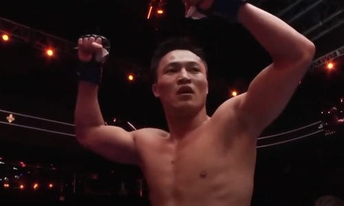 Непобежденный казах досрочно выиграл главный бой в Китае. Видео