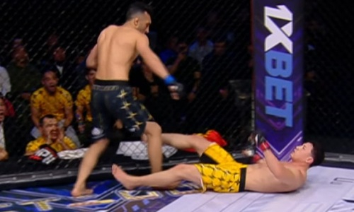 Непобежденного казахстанского бойца сенсационно отправили в нокаут. Видео