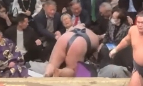 178-килограммового казахстанского сумоиста швырнули на зрителей. Видео