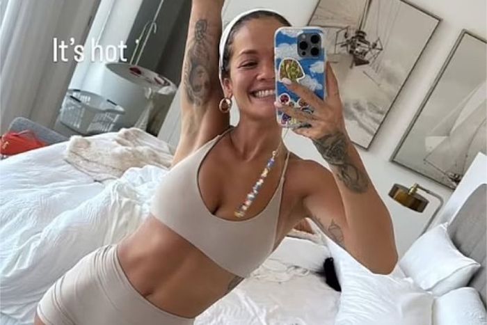 Рита Ора похвасталась идеальным прессом после тренировки. Фото