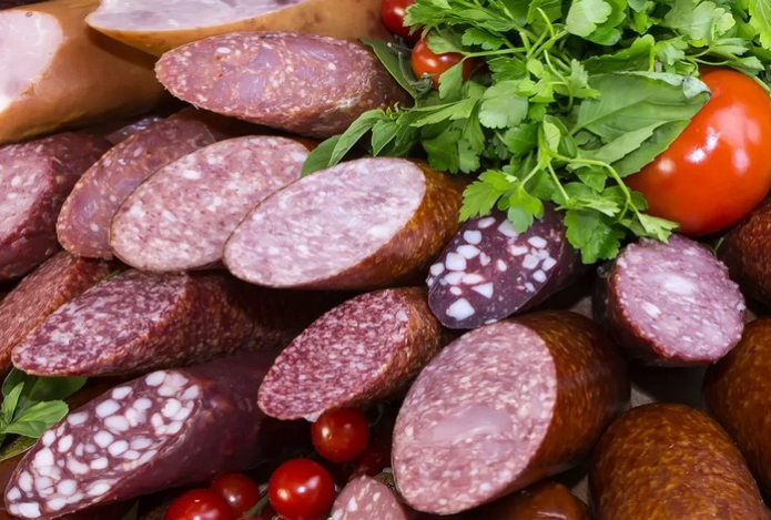 Какие признаки указывают на качественную колбасу — достаточно провести этот простой тест с продуктом