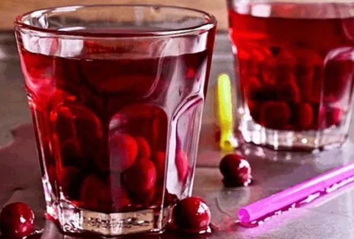 Сомнолог посоветовал пить этот сок за два часа до сна