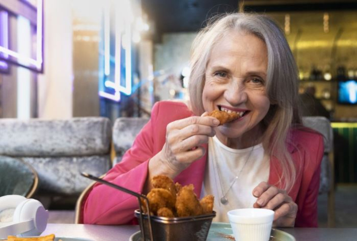 Эти шесть продуктов нельзя есть после 65 лет