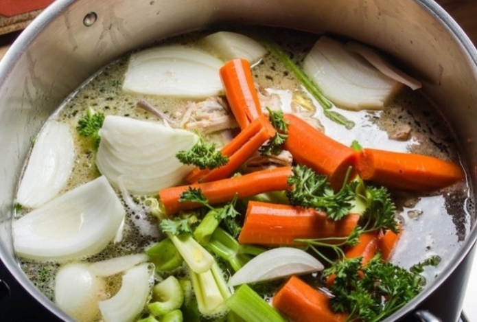 Что обжаривать первым — лук или морковь?