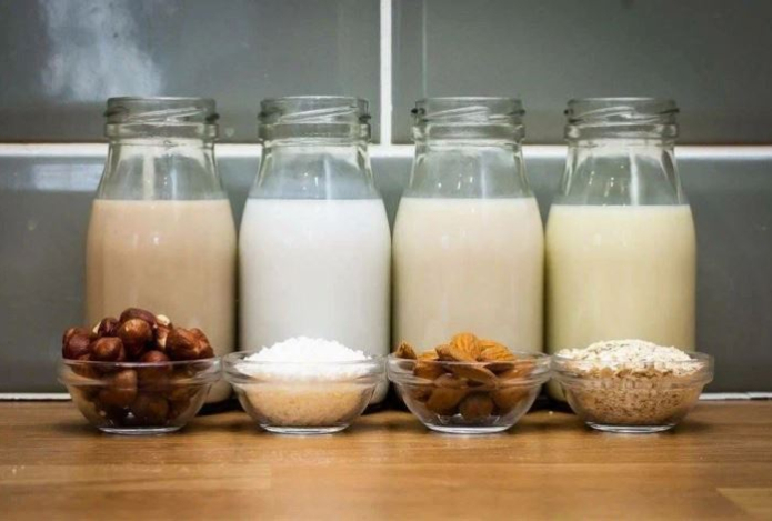 Какое молоко самое полезное — растительное или обычное