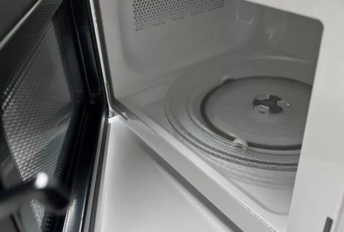 Почему нужно оставлять дверцу микроволновки открытой