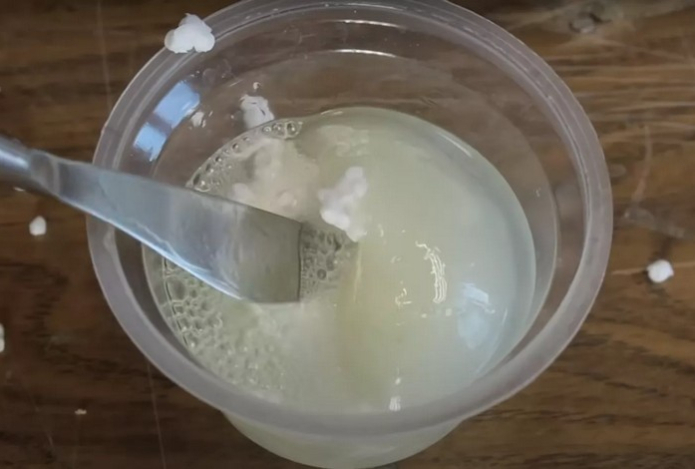 Как сделать суперклей дома — понадобятся всего два компонента и три минуты. Работает лучше «Моментов»