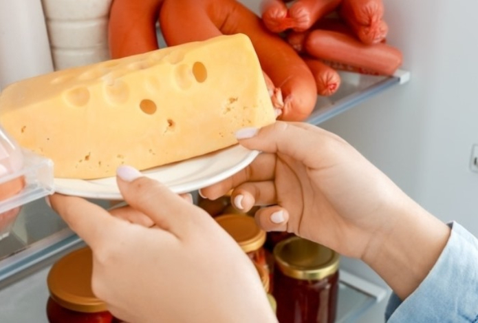 Почему сыр нельзя хранить в пищевой пленке и оставлять в дверце холодильника