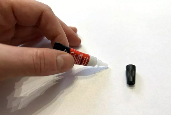 Один простой приём усилит свойства суперклея — детали будут держаться так крепко, что руками не сломать