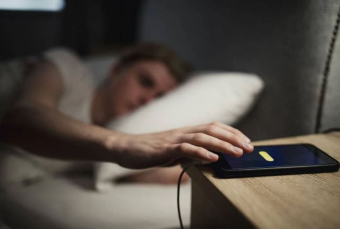 Почему не стоит заряжать телефон ночью