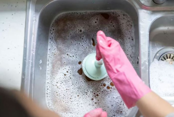 Уксус не нужен — эксперт по сантехнике назвал лучший способ прочистки засора