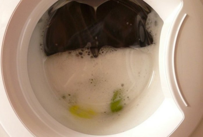 10 граммов этого средства на пол-литра воды — и стиральная машина как новая. Вся грязь и плесень выйдут хлопьями