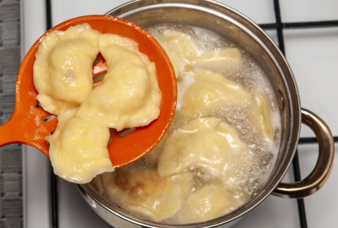 Почему никогда нельзя выливать воду после варки вареников