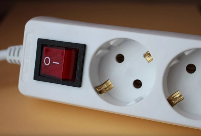 Почему при включении вилки в розетку — искра и треск