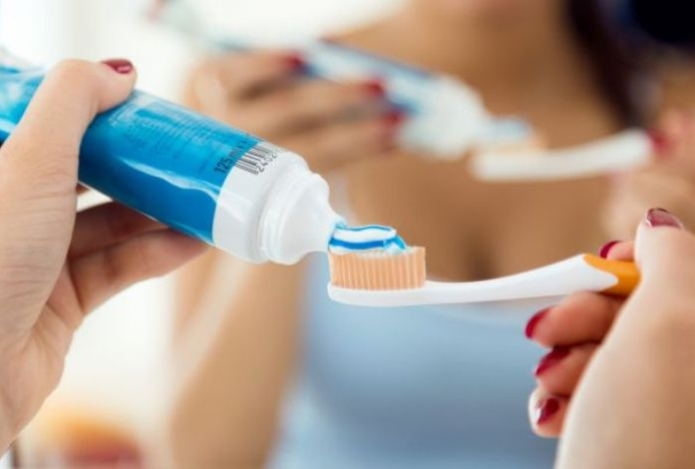 Нужно ли смачивать зубную щетку перед нанесением пасты