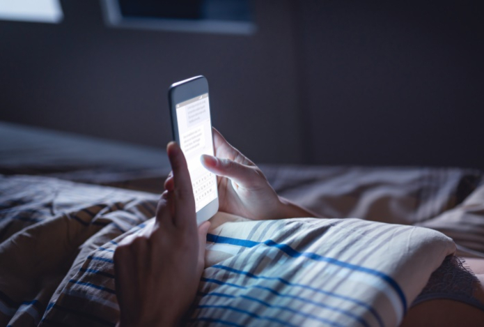 Почему нельзя пользоваться телефоном перед сном