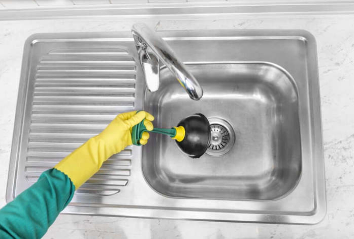 Пять ложек этого средства в раковину пробьют даже «бетонный» засор — никакой бытовой химии