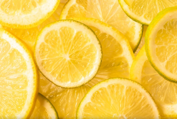 Налет в унитазе — вот как решить проблему при помощи лимона и вилки