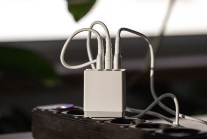 Нужно ли извлекать зарядку из розетки, если она ничего не заряжает