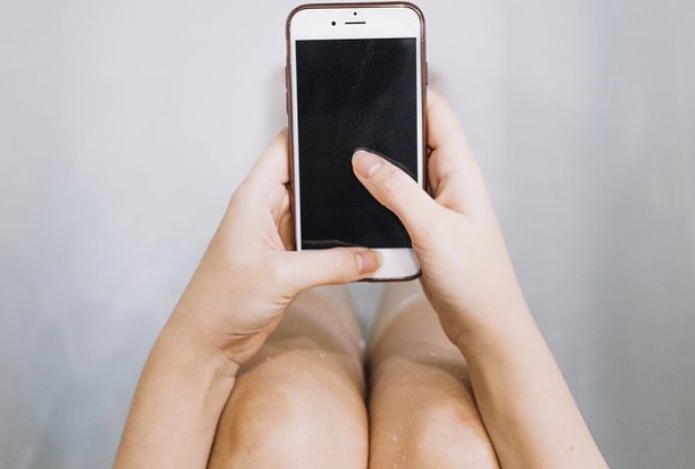 Почему нельзя брать телефон в ванную комнату