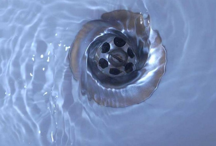 Засор выскочит, как пробка. Засуньте в слив простой домашний предмет — никакой трос не сравнится