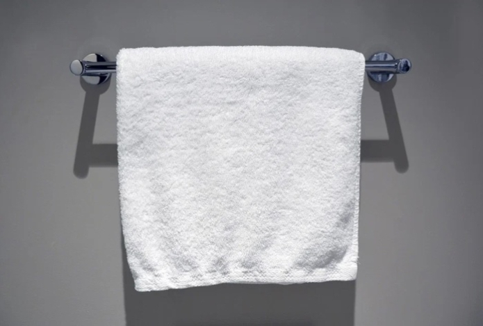 Почему нельзя вешать полотенца на дверь