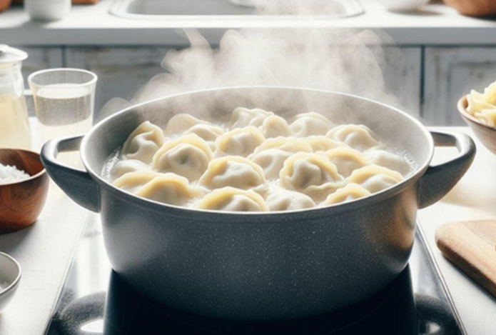 Зачем при варке пельменей нужно добавлять холодную воду