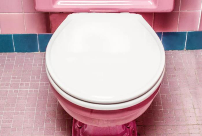 Две такие шипучки в унитаз — и он вмиг засверкает, как новенький. Налет уходит без следа, руками мыть не надо