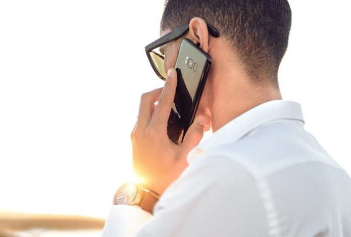 Почему нужно прикладывать телефон к левому уху