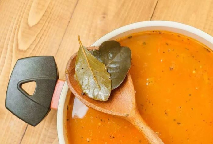 Почему нельзя оставлять лавровый лист в супе