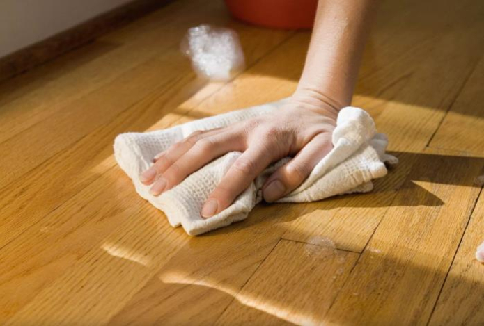 Трюк из дорогих отелей. Как продлить чистоту и блеск полов — пригодится вода и две ложки аптечного средства