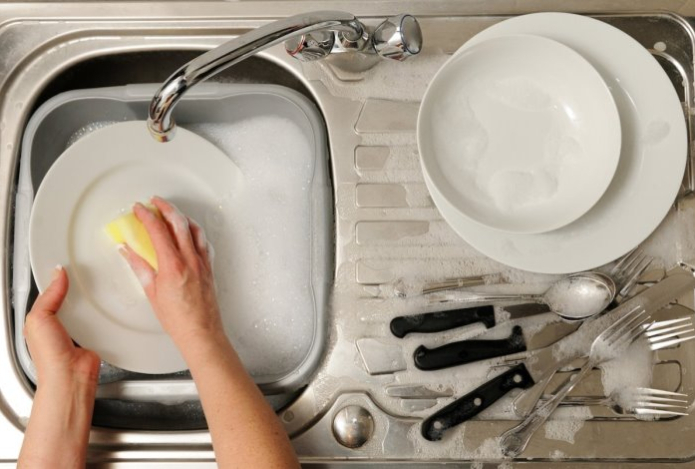 Почему нельзя оставлять грязную посуду в раковине на ночь
