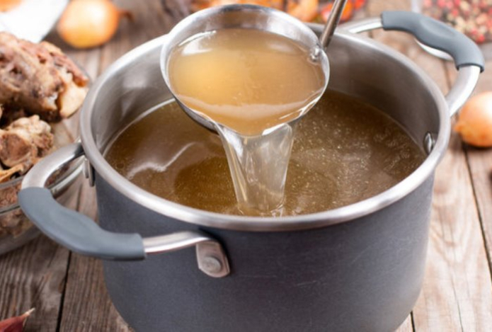 Нужно ли сливать первую воду во время варки мяса