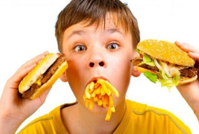 Подрастающие жертвы фастфуда. Педиатр объяснила, как полуфабрикаты отнимают здоровье у детей