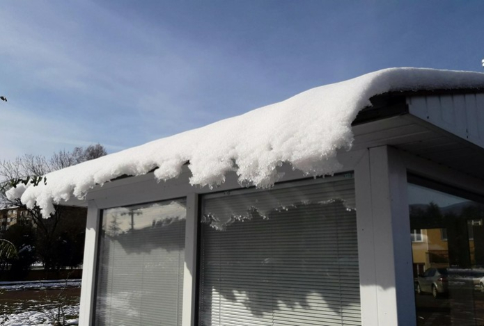 Как убрать снег с крыши одним движением — лопата не нужна и подниматься не надо. Быстрый и безопасный способ