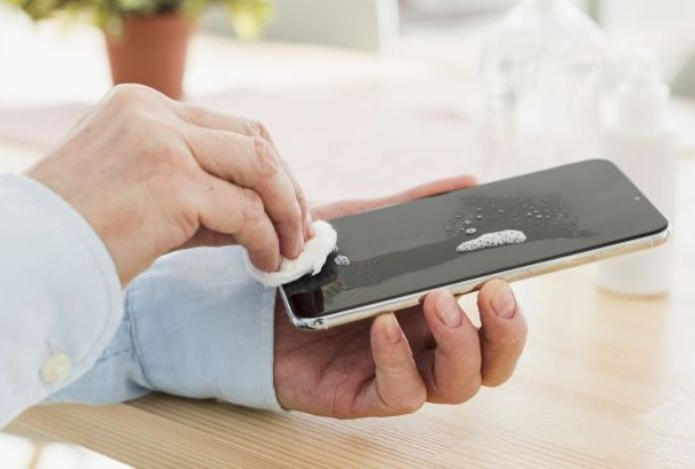 Чем ни в коем случае нельзя протирать экран смартфона
